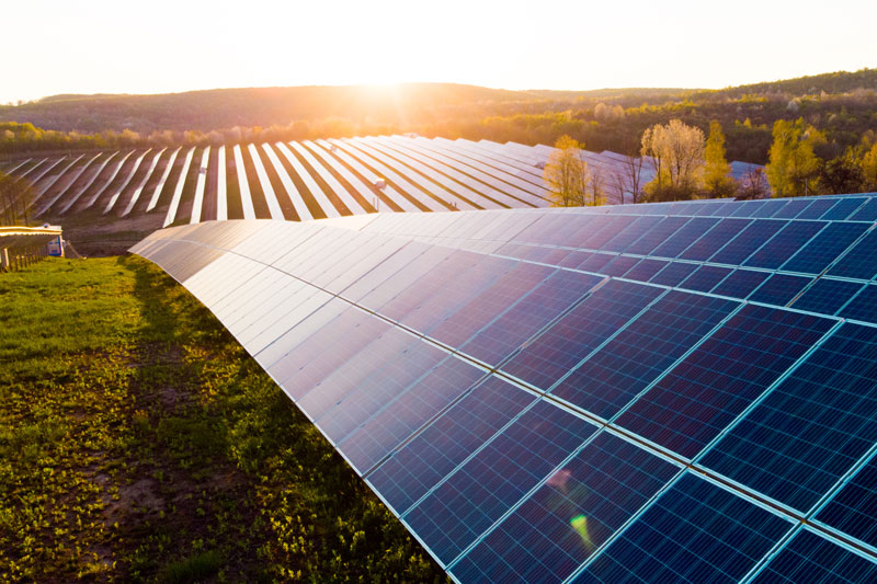 Solarpark im Sonnenuntergang