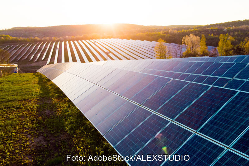 Solarpark im Sonnenuntergang