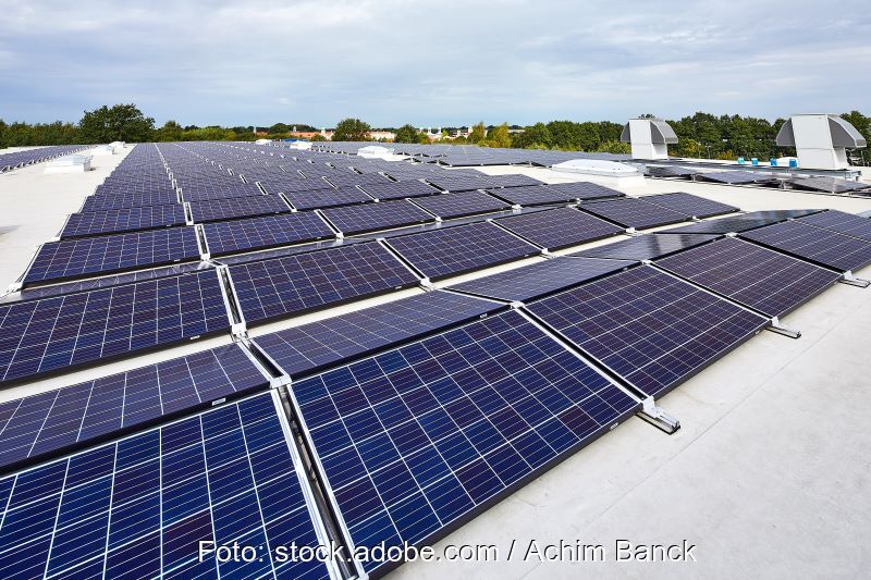 Flachdach mit Photovoltaikmodulen.