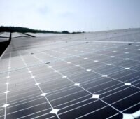 Photovoltaik-Modulreihen in einem Solarpark