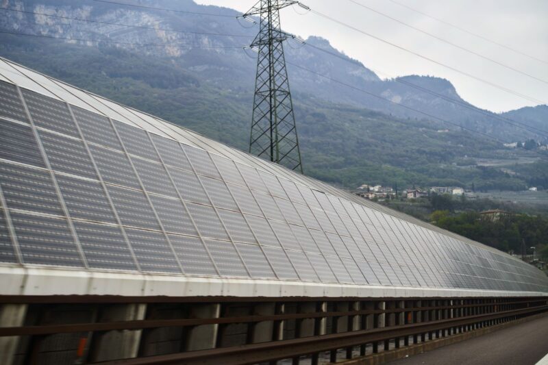 Lärmschutzwand mit PV-Modulen bestückt.