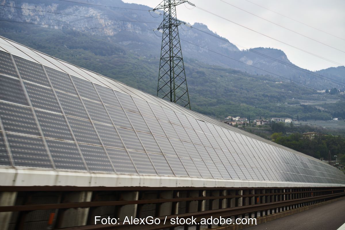 Lärmschutzwand mit Photovoltaik an einer Autobahn in den Bergen.