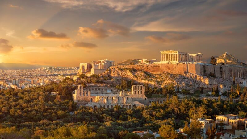 Blick auf die Akropolis von Athen beim Sonnenuntergang.
