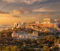 Blick auf die Akropolis von Athen beim Sonnenuntergang.