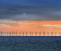 Großer Offshore-Windpark vor Sonnenuntergang, Offshore-Windenergie