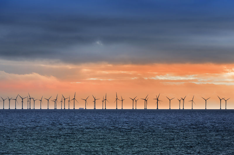 Großer Offshore-Windpark vor Sonnenuntergang, Offshore-Windenergie