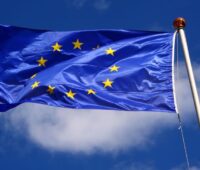 Wehende Fahne der EU am Fahnenmast