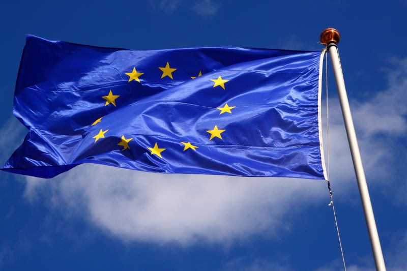 Wehende Fahne der EU am Fahnenmast