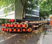 Fernwärmerohre in einer urbanen Allee