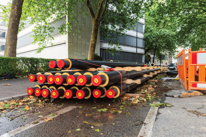 Fernwärmerohre in einer urbanen Allee