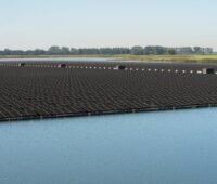 Schwimmende PV-Anlage auf einem See.