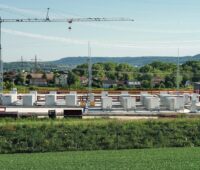 Das Bild zeigt eine Baustelle für einen großen Speicher.