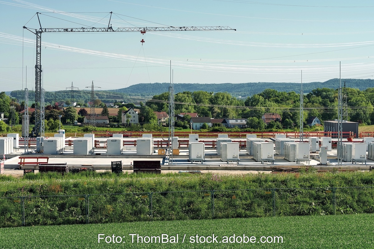 Das Bild zeigt eine Baustelle für einen großen Speicher.