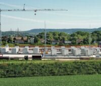 Das Bild zeigt eine Baustelle für einen großen Speicher.