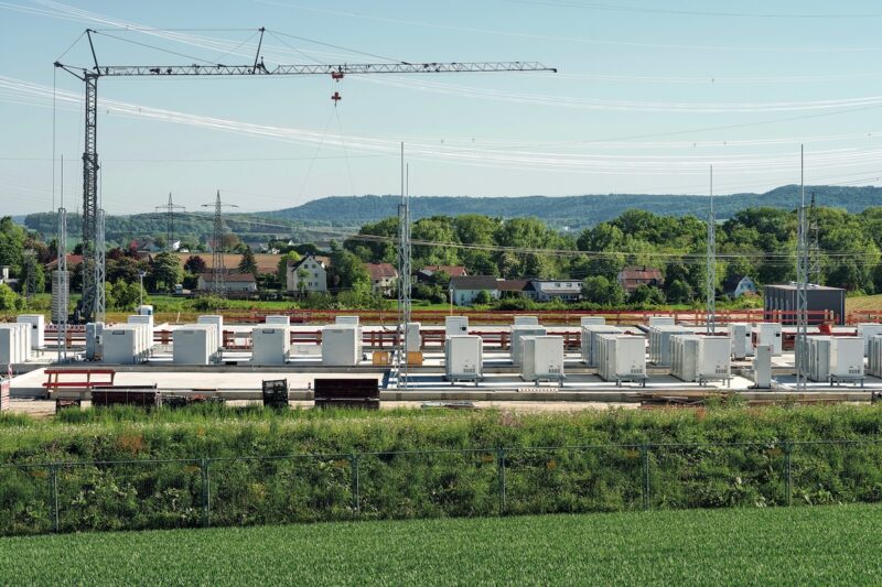 Das Bild zeigt eine Baustelle für einen großen Speicher.