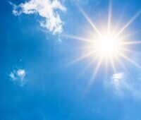 Strahlende Sonne am blauem Himmel