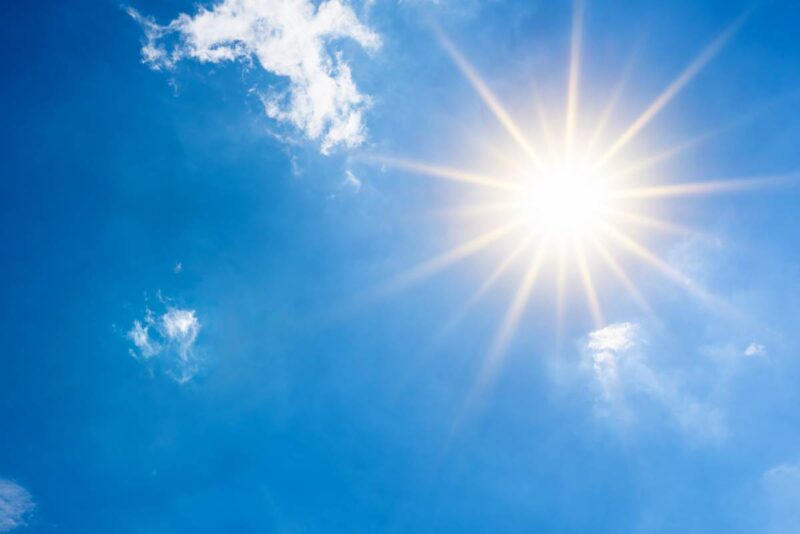 Strahlende Sonne am blauem Himmel