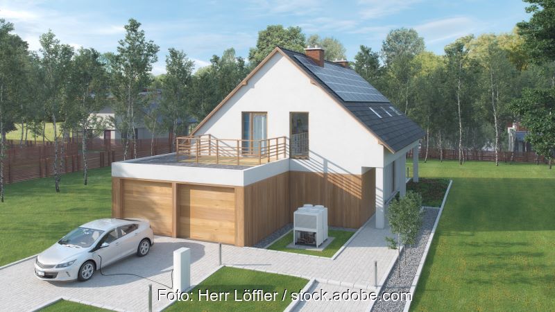 Einfamilienhaus mit Ladesäule und Solaranlage