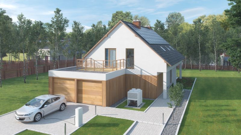 Ein Elektroauto steht vore einem Haus mit PV-Anlage auf dem Dach.