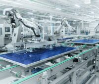 PV-Module in Fertigungslinie mit Roboterarmen - Fertigung in der EU ist ein Ziel des NZIA