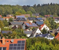 Einfamilienhaussiedlung am Südhang mit vielen Photovoltaikanlagen