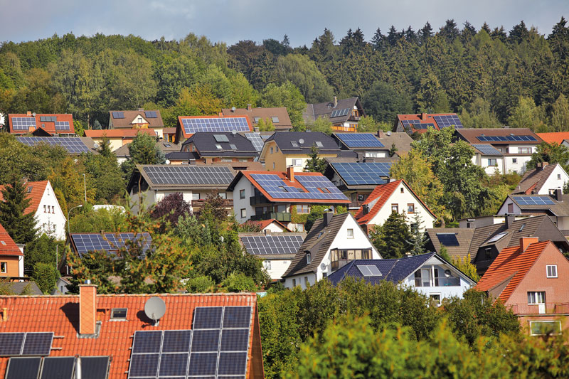 Einfamilienhaussiedlung am Südhang mit vielen Photovoltaikanlagen