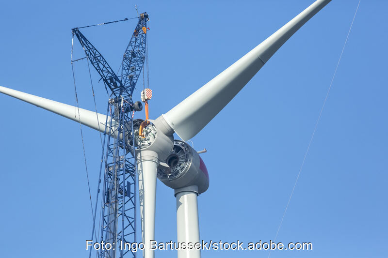Propeller wird per Kran an eine große Windkraftanlage gehoben