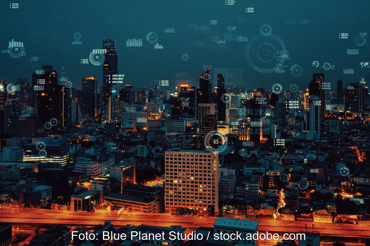 Symbolbild für kommunale Wärmeplanung Stadt mit Lichtern, warmer Farbton bei Nacht