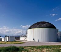 Eine Biogasanlage mit Methanaufbereitung und PV-Anlage.