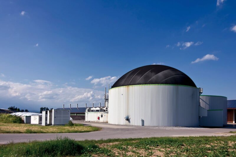 Eine Biogasanlage mit Methanaufbereitung und PV-Anlage.