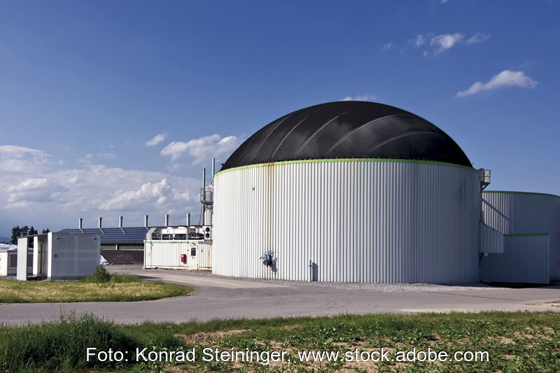 Biogasanlage vor blauem Himmel