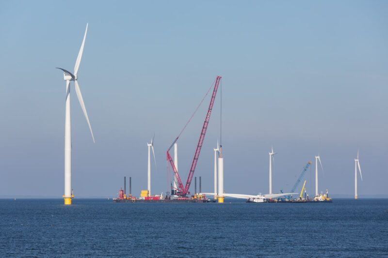 Bau von Offshore-Windanlagen auf See.