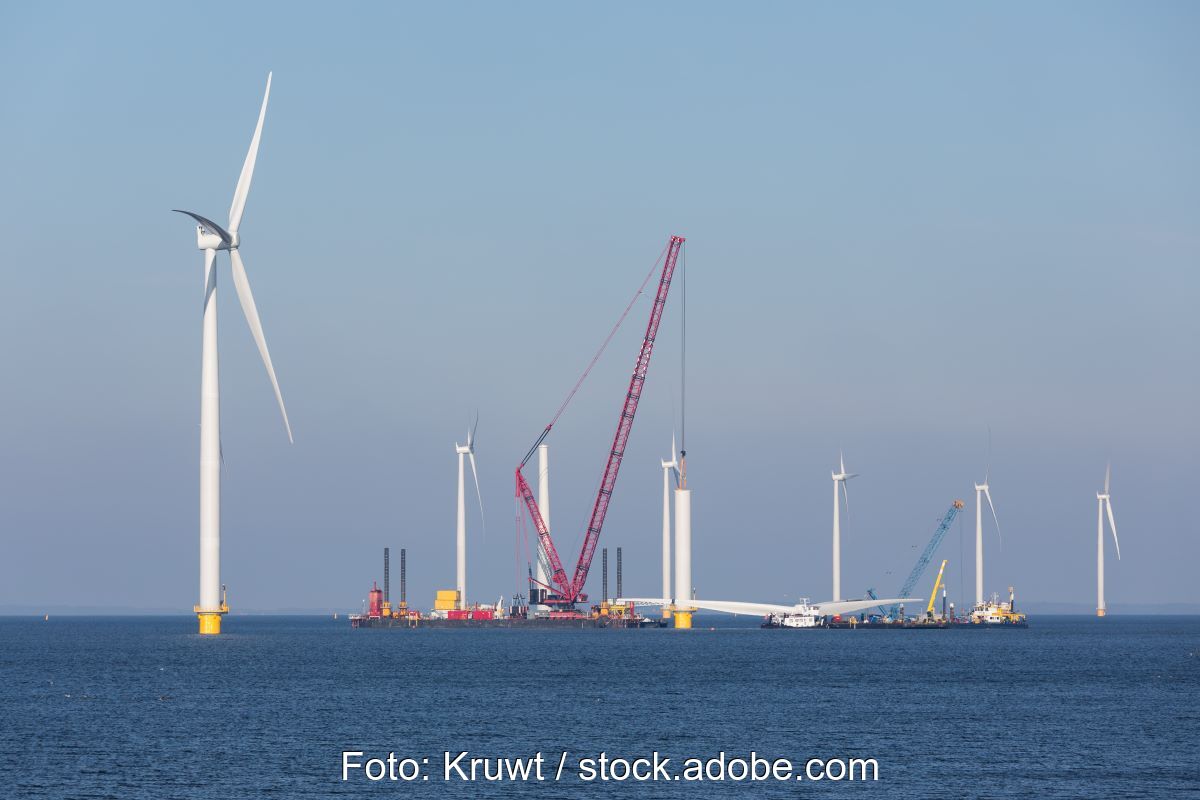 Bau von Offshore-Windanlagen auf See.
