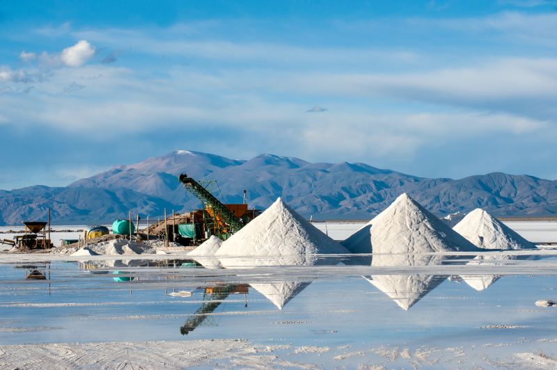 Lithiumhügel und Abbaumaschinen in Argentinien vor dem Hintergrund der Anden.