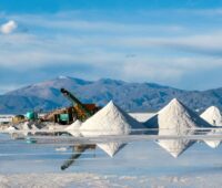 Lithiumhügel und Abbaumaschinen in Argentinien vor dem Hintergrund der Anden.