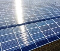 Großflächen-PV-Anlage im Freien.