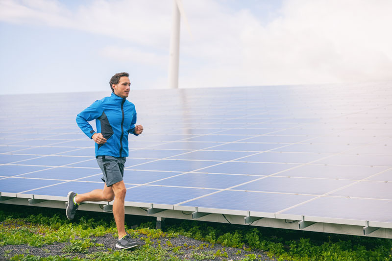 Jogger vor Photovoltaikanlage