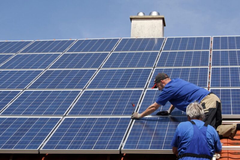 Ein Solarschrägdach mit zwei Monteuren