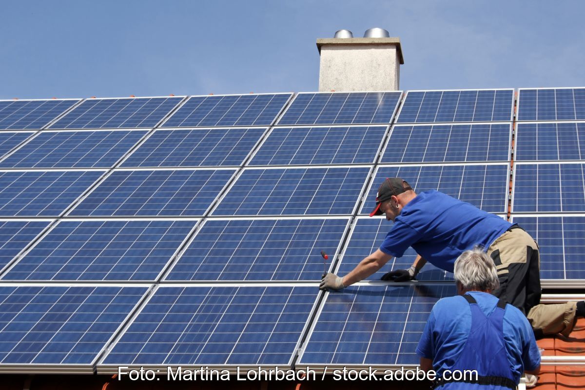 Ein Solarschrägdach mit zwei Monteuren