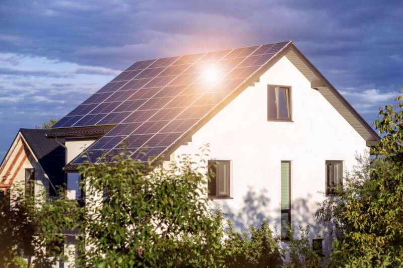 Sonne reflektiert von PV-Anlage auf Schrägdach eines 1-Familien-Hauses