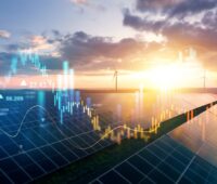 Grafik kombiniert PV-Anlage bei tierstehender Sonne mit schwankenden Kurven der Solarstromerzeugung.