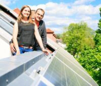 Ein Parr auf der Dachterrasse mit Photovoltaik.