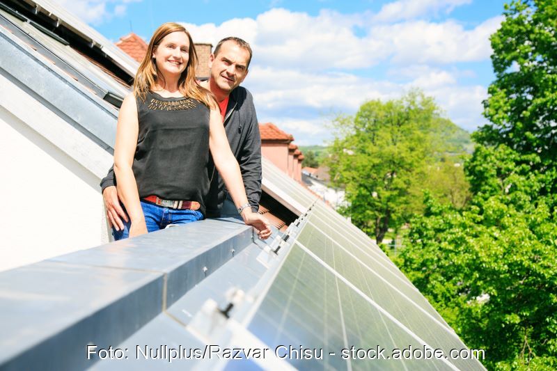 Ein Parr auf der Dachterrasse mit Photovoltaik.