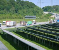 Vordergrund: PV-Freiflächenanlage, Hingtergrund: Autobahn