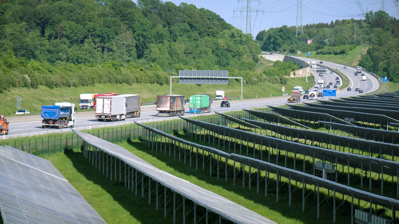 Vordergrund: PV-Freiflächenanlage, Hingtergrund: Autobahn