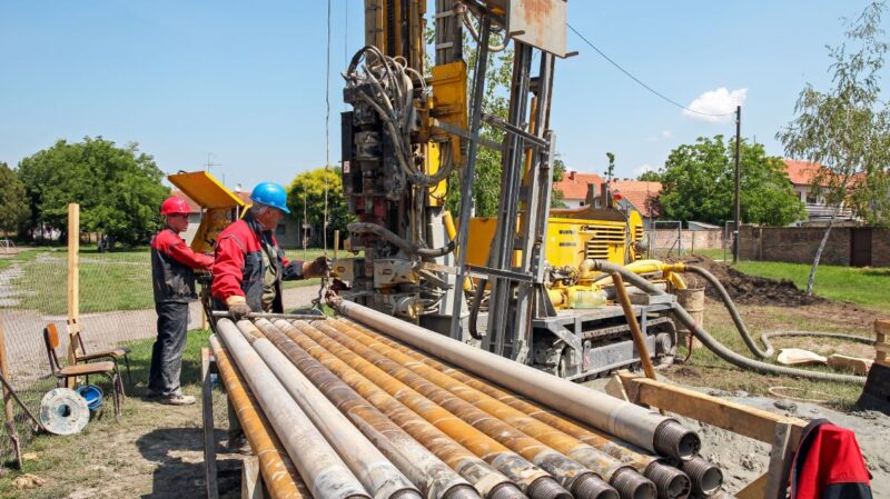Bohrkran mit aufgereihten Rohren für Geothermiebohrungen.