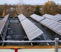 Photovoltaikanlage auf einem Flachdach mit Bitumen-Abdichtung