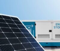 Montage zeigt Photovoltaikmodul vor Batteriespeicher