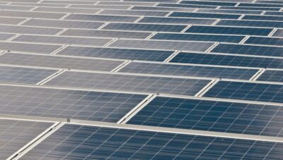 Nahaufnahme von Modulen eines Solarparks.