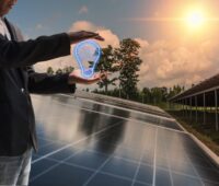 Ein Mann mit animierter schlauen Glühbirne vor einer Reihe vom Solarmodulen und starhlender Sonne am Himmel.